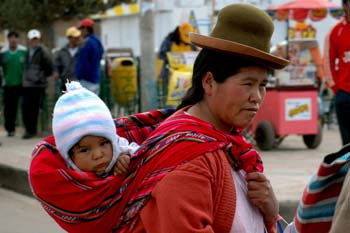 Mujer peruana con su niño a cuestas, Perú