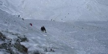 Escaladores subiendo una pendiente de nieve