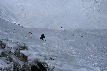 Escaladores subiendo una pendiente de nieve