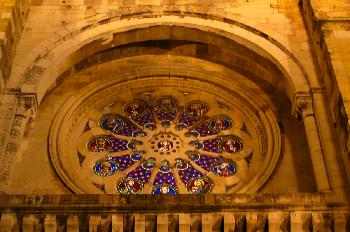 Fachada de La Sé iluminada de noche, Lisboa, Portugal