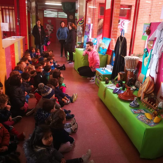 Infantil 3 años y 1º de Primaria visitan los expositores del la 