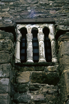 Ventana trífora de la habitación septentrional de la iglesia de