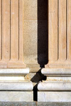 Detalle de dos columnas simétricas