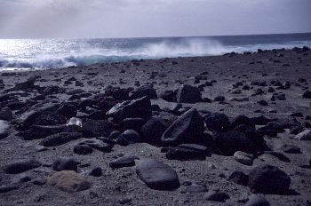 Rocas de distintos colores en la playa, Canarias