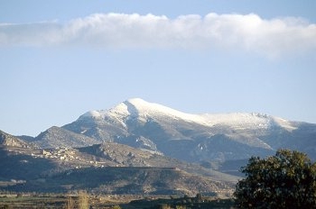 Cumbre nevada en sierra de Guara