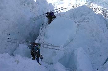 El ´doctor´y sus ayudantes cargando los tramos de la escalera so