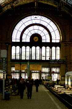 Puerta principal de la Estacion KeletiPu, Budapest, Hungría