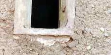 Ventana de una construcción de adobe, Marruecos