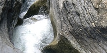 Cauce de un río entre rocas en el Barranco de Sorrosal, Huesca