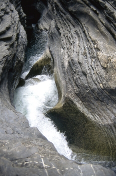 Cauce de un río entre rocas en el Barranco de Sorrosal, Huesca