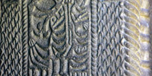 Detalle superior de la jamba de la iglesia de San Miguel de Lill