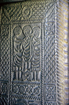 Detalle superior de la jamba de la iglesia de San Miguel de Lill