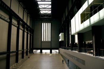 Espacio central del interior de la Tate Modern, Londres