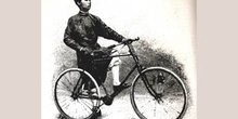 Joven asiático con bicicleta