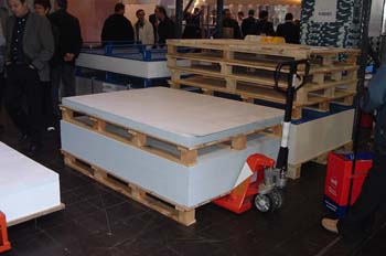 Carretilla con palé de pliegos de papel