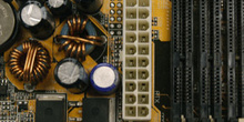 Detalle de conectores de alimentación en placa base ATX