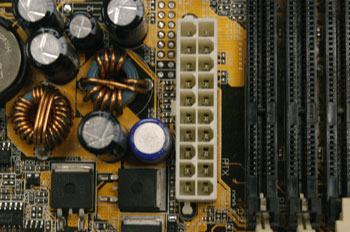 Detalle de conectores de alimentación en placa base ATX