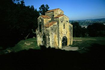 Fachada noroeste de la iglesia de San Miguel de Lillo, Oviedo, P
