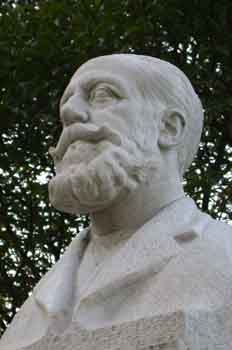 Monumento al pediátra Don Manuel Tolosa Latour