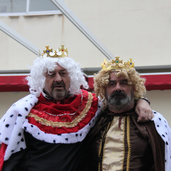 Visita de sus Majestades los Reyes Magos al colegio Luis Bello en moto 2018 2