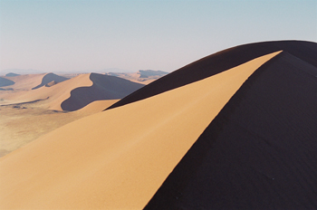 Contraste luz-sombra en el desierto, Namibia