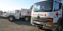 Camiones de Cruz Roja, Melaboh, Sumatra, Indonesia