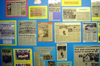 Tablón con recortes de prensa