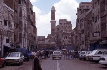 Calle en la ciudad vieja de Sanaa, Yemen