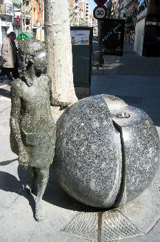 Estatua de una niña en la Rambla de San Isidro, Igualada, Barcel