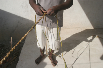 Niño tejiendo, Quilombo, Sao Paulo, Brasil