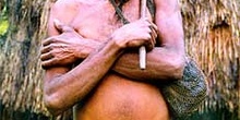 Anciano lani con hacha de sílex y bolsa de viaje, Irian Jaya, In