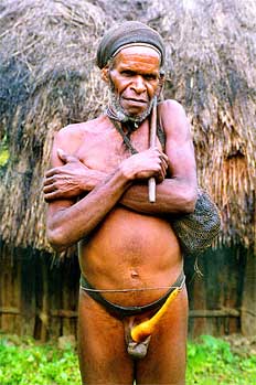Anciano lani con hacha de sílex y bolsa de viaje, Irian Jaya, In