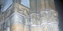 Detalle escultórico de portada románica