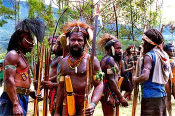 Curiosa tribu lani con influencia africana y occidental, Irian J