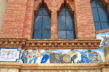 Detalles de la fachada del Sindicato Agrícola de Pinell de Brai,