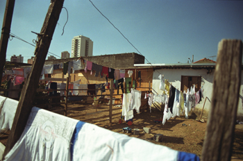 Ropa tendida, favela de Sao Paulo, Brasil