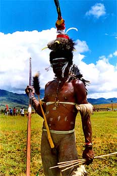 Hombre armado con lanza y arco, Irian Jaya, Indonesia