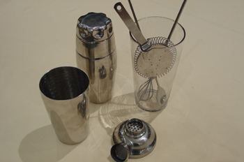 Coctelera con utensilios