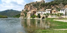 Río Ebro con el pueblo Miravet en el fondo, Tarragona