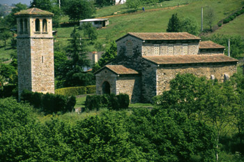 Vista desde occidente de la iglesia de San Pedro de Nora, Oviedo