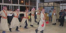 Hombres ejecutando un baile tradicional, Jordania