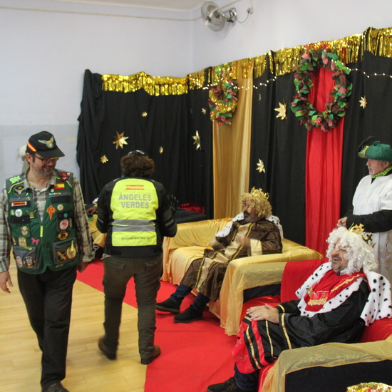 Visita de sus Majestades los Reyes Magos al colegio Luis Bello en moto 2018 26
