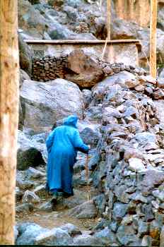 Beréber caminando, Aroumd, Marruecos