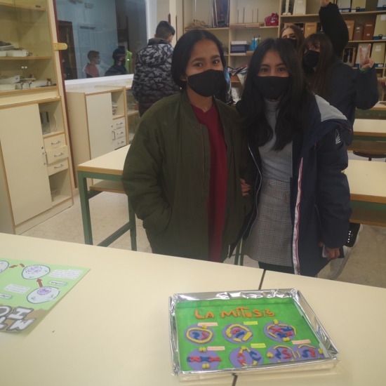 Alumnas con su maqueta de la mitosis 