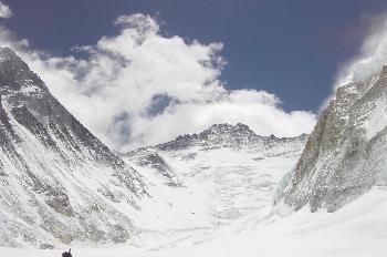 Glaciar CVM Occidental con pared nevada del Lhotse