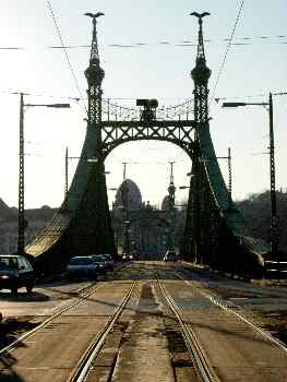 Vista desde el interior del Puente de la Libertad, Budapest, Hun
