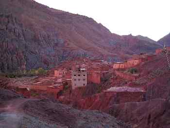 Construcciones de piedra roja en la Garganta de Todra, Marruecos