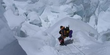 Escalando sobre la cascada de hielo del Khumbu
