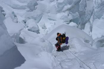 Escalando sobre la cascada de hielo del Khumbu