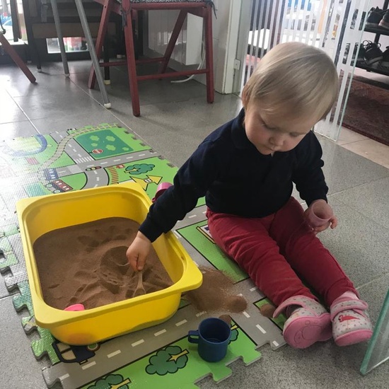 Chloe haciendo actividades en casa 4